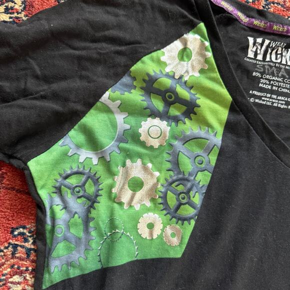 WICKED The Broadway Musical Small Organic Cotton/Poly V-Neck T-shirt MINT! - Picture 2 of 8